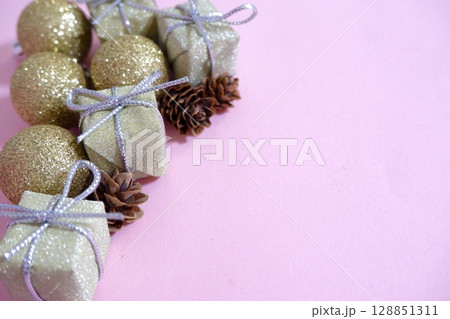 ピンクのクリスマスイメージ ピンクのクリスマスイメージ 128851311