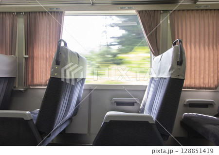 列車の車窓から見える景色 列車の車窓から見える景色 128851419