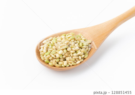 白背景にスプーンに載せた緑米のクローズアップ 白背景にスプーンに載せた緑米のクローズアップ 128851455