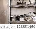 プロ用の鍋やフライパン プロ用の鍋やフライパン 128851460