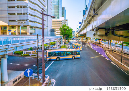日本の横浜都市景観 横浜駅東口歩道橋から東口ロータリー出口や首都高ETC専用入口などを望む 日本の横浜都市景観 横浜駅東口歩道橋から東口ロータリー出口や首都高ETC専用入口などを望む 128851500