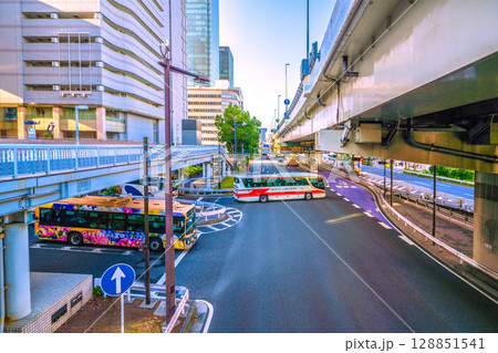 日本の横浜都市景観 横浜駅東口歩道橋から東口ロータリー出口や首都高ETC専用入口などを望む 日本の横浜都市景観 横浜駅東口歩道橋から東口ロータリー出口や首都高ETC専用入口などを望む 128851541
