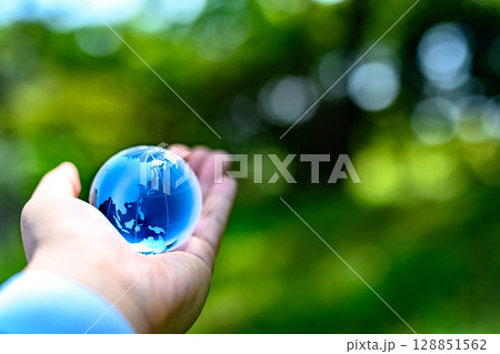 綺麗な新緑にかざす地球儀の水晶　エコロジーイメージ　ノーマルカラー 128851562