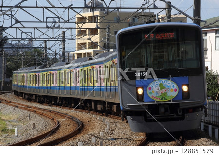 花小金井～小平を走行する 西武20000系 20156F いこいーなヘッドマーク 128851579