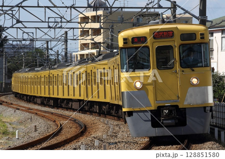 花小金井～小平を走行する 西武旧2000系 2005F 128851580