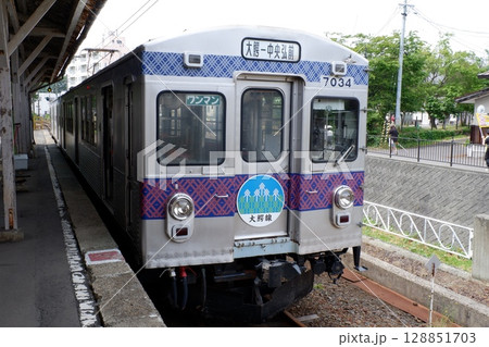 中央弘前駅に停車する弘南鉄道デハ7000系電車 128851703