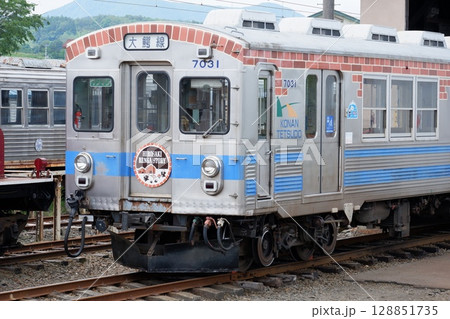 津軽大沢駅の車庫に入った弘南鉄道デハ7000系電車 128851735