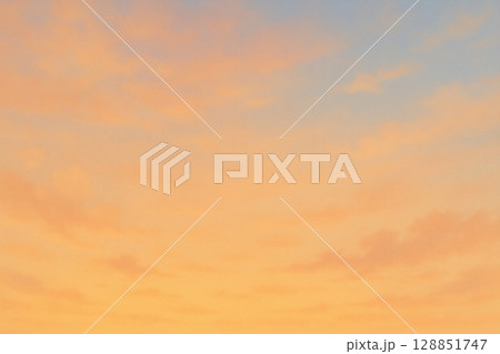 夏から秋へ移ろう茜色の空, やさしい夕焼け色に染まる空模様, グラデーションが美しい秋の夕空背景 128851747