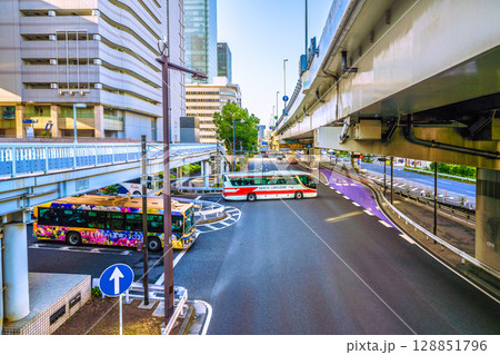 日本の横浜都市景観 横浜駅東口歩道橋から東口ロータリー出口や首都高ETC専用入口などを望む 日本の横浜都市景観 横浜駅東口歩道橋から東口ロータリー出口や首都高ETC専用入口などを望む 128851796