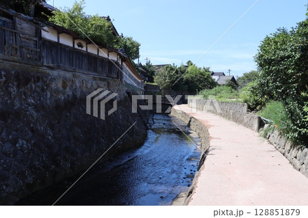 古民家と川沿いに続くあじわら小径 128851879