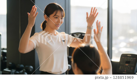 フィットネスを楽しむ若い女性のトレーニングシーン 128851969