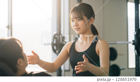 フィットネスを楽しむ若い女性のトレーニングシーン 128851970
