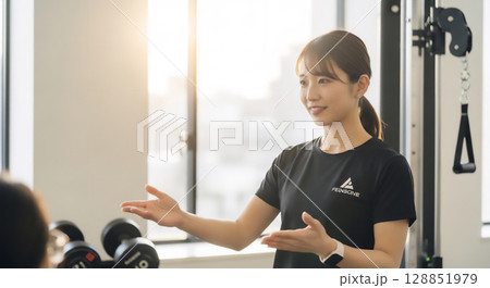 フィットネスを楽しむ若い女性のトレーニングシーン 128851979