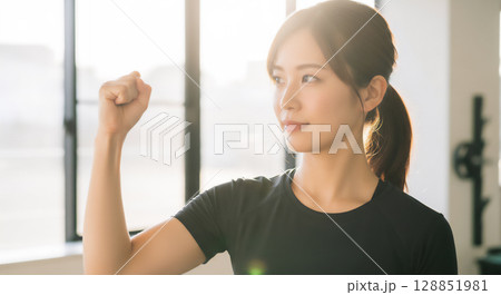 フィットネスを楽しむ若い女性のトレーニングシーン フィットネスを楽しむ若い女性のトレーニングシーン 128851981