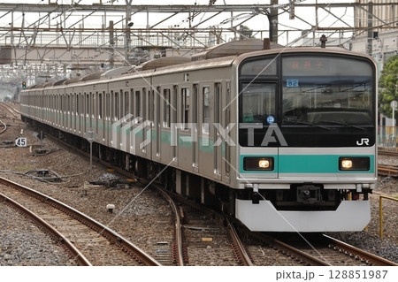 松戸駅に進入する 常磐線 209系1000番台 マト82編成 128851987