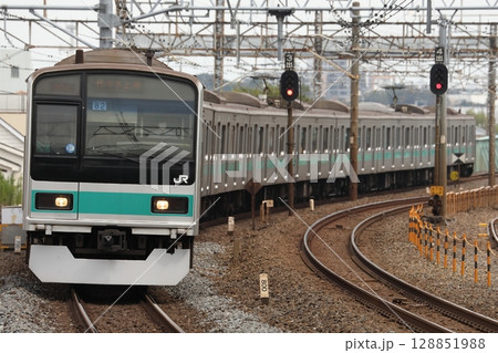 金町駅に進入する 常磐線 209系1000番台 マト82編成 128851988
