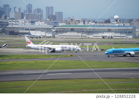 離陸する飛行機 離陸する飛行機 128852228