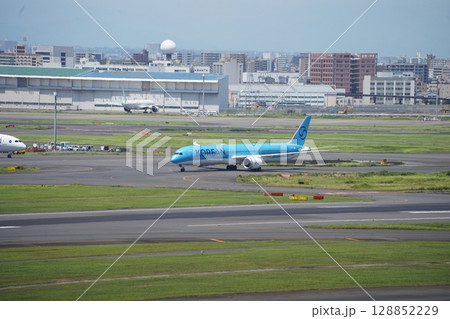 滑走路に向かう飛行機 滑走路に向かう飛行機 128852229