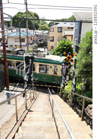 満福寺前の踏切を通過する江ノ電電車(神奈川県鎌倉市腰越2丁目) 満福寺前の踏切を通過する江ノ電電車(神奈川県鎌倉市腰越2丁目) 128852391