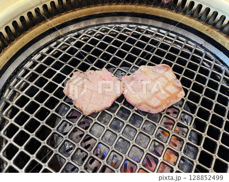 無煙ロースターで焼く牛タン塩 網の上で焼けるタン 無煙ロースターで焼く牛タン塩 網の上で焼けるタン 128852499