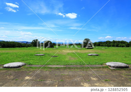 平城宮跡歴史公園　第二次大極殿跡 128852505