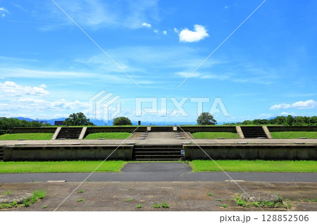 平城宮跡歴史公園　第二次大極殿跡 128852506