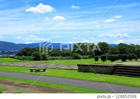 平城宮跡歴史公園　第二次大極殿跡 128852508
