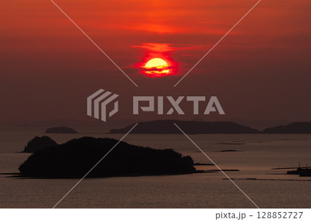 《長崎県》夕暮れの土谷棚田・日本の原風景 《長崎県》夕暮れの土谷棚田・日本の原風景 128852727