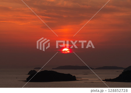 《長崎県》夕暮れの土谷棚田・日本の原風景 128852728