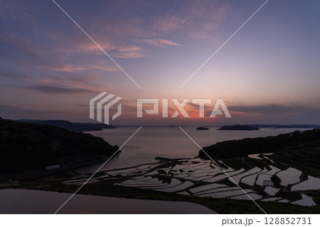 《長崎県》夕暮れの土谷棚田・日本の原風景 128852731