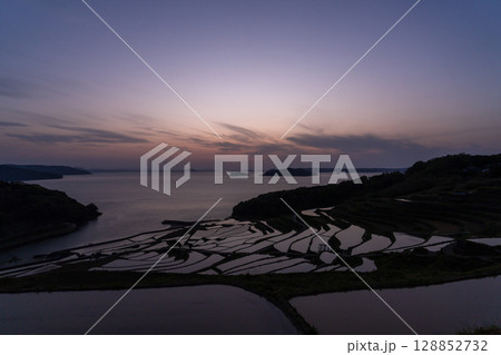 《長崎県》夕暮れの土谷棚田・日本の原風景 《長崎県》夕暮れの土谷棚田・日本の原風景 128852732