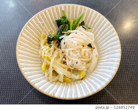 もやしと大根とほうれん草のナムル 128852749