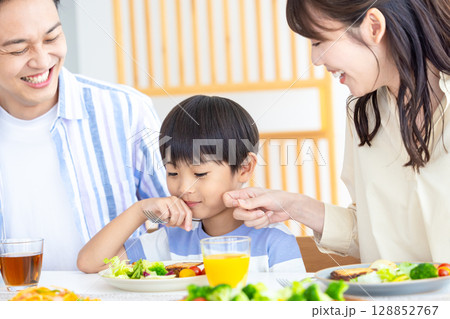 ファミリー　食卓を囲む家族 128852767