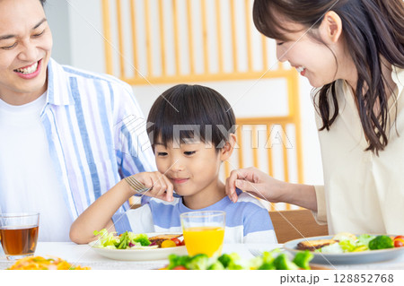ファミリー 食卓を囲む家族 ファミリー 食卓を囲む家族 128852768