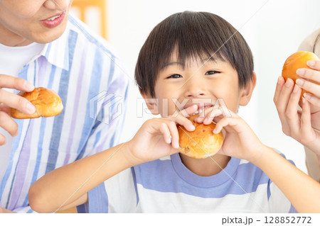 ファミリー　食卓を囲む家族 128852772