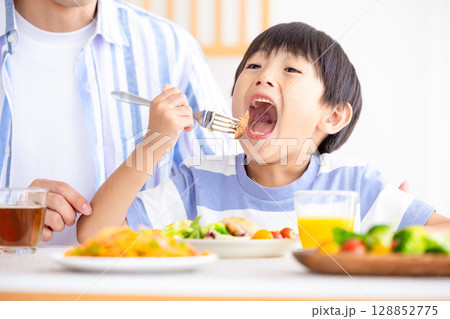 ファミリー 食卓を囲む家族 ファミリー 食卓を囲む家族 128852775
