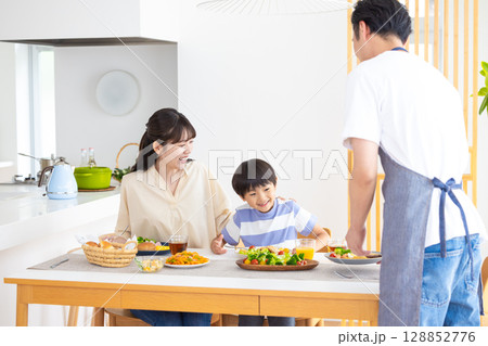 ファミリー　食卓を囲む家族 128852776