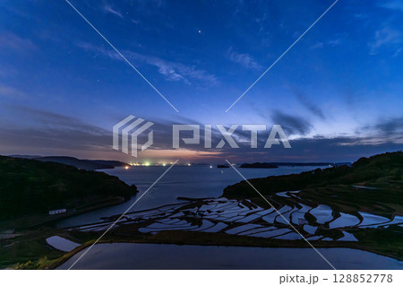 《長崎県》薄明の空の土谷棚田・日本の原風景 128852778