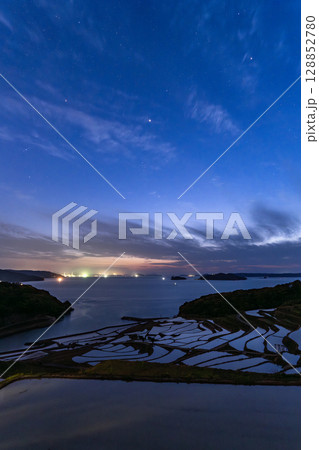 《長崎県》薄明の空の土谷棚田・日本の原風景 《長崎県》薄明の空の土谷棚田・日本の原風景 128852780