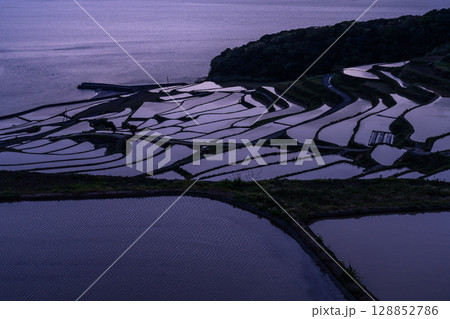 《長崎県》薄明の空の土谷棚田・日本の原風景 128852786
