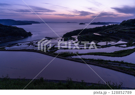 《長崎県》薄明の空の土谷棚田・日本の原風景 128852789