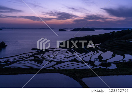 《長崎県》薄明の空の土谷棚田・日本の原風景 128852795