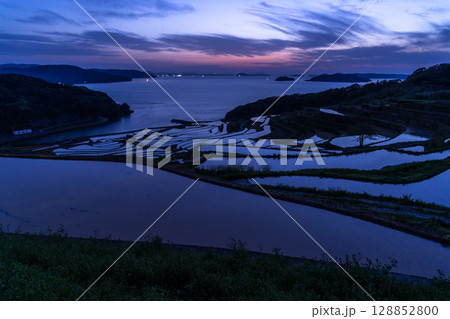 《長崎県》薄明の空の土谷棚田・日本の原風景 《長崎県》薄明の空の土谷棚田・日本の原風景 128852800