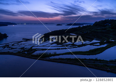 《長崎県》薄明の空の土谷棚田・日本の原風景 《長崎県》薄明の空の土谷棚田・日本の原風景 128852801