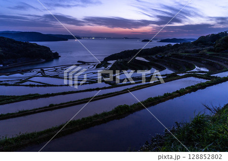 《長崎県》薄明の空の土谷棚田・日本の原風景 《長崎県》薄明の空の土谷棚田・日本の原風景 128852802