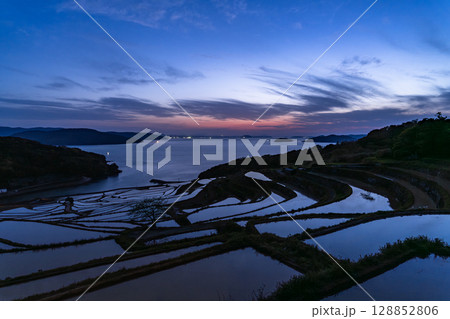 《長崎県》薄明の空の土谷棚田・日本の原風景 《長崎県》薄明の空の土谷棚田・日本の原風景 128852806