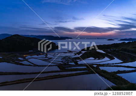 《長崎県》薄明の空の土谷棚田・日本の原風景 128852807