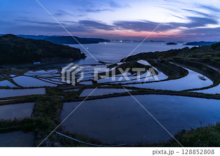 《長崎県》薄明の空の土谷棚田・日本の原風景 128852808