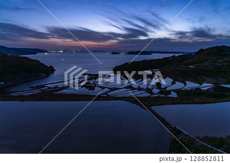 《長崎県》薄明の空の土谷棚田・日本の原風景 128852811