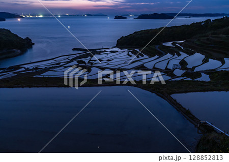《長崎県》薄明の空の土谷棚田・日本の原風景 128852813